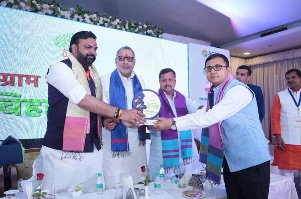 ग्राम संसद बिहार चैप्टर में स्मृति चिह्न देकर सम्मान