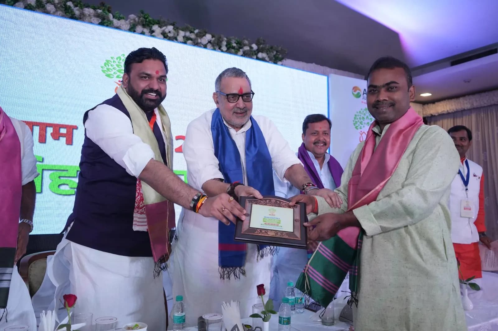 बिहार चैप्टर में स्मृति चिह्न भेंट