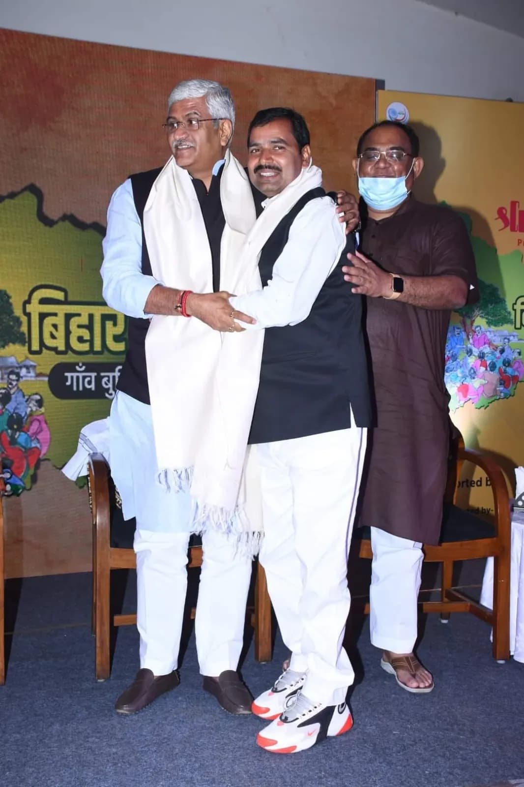 बिहार चैप्टर में एक-दूसरे का अभिवादन करते अतिथि