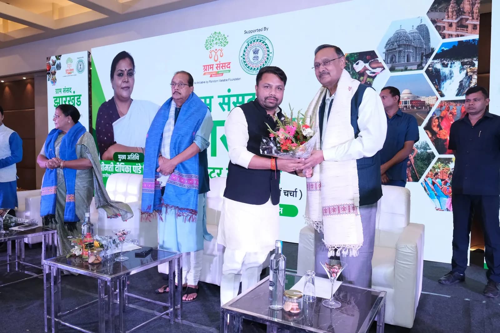 ग्राम संसद झारखंड सम्मेलन में मंच पर गणमान्य अतिथि
