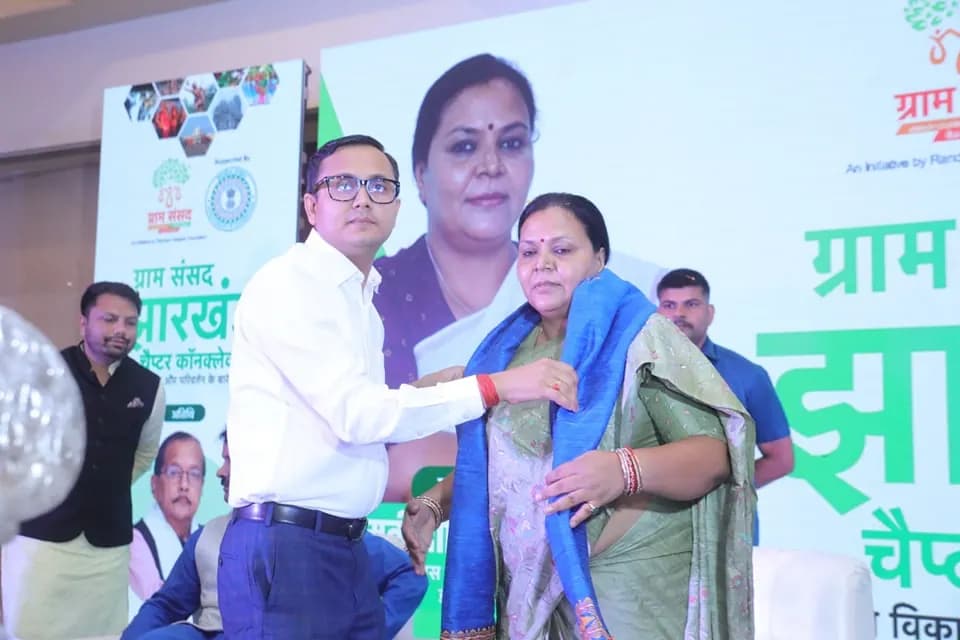 झारखंड में गुलदस्ता देकर अतिथि का स्वागत
