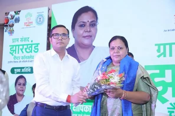 झारखंड सम्मेलन में गुलदस्ते से स्वागत