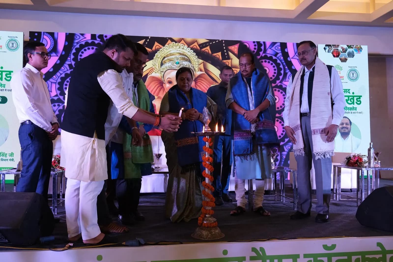 ग्राम संसद झारखंड सम्मेलन में दीप प्रज्वलन