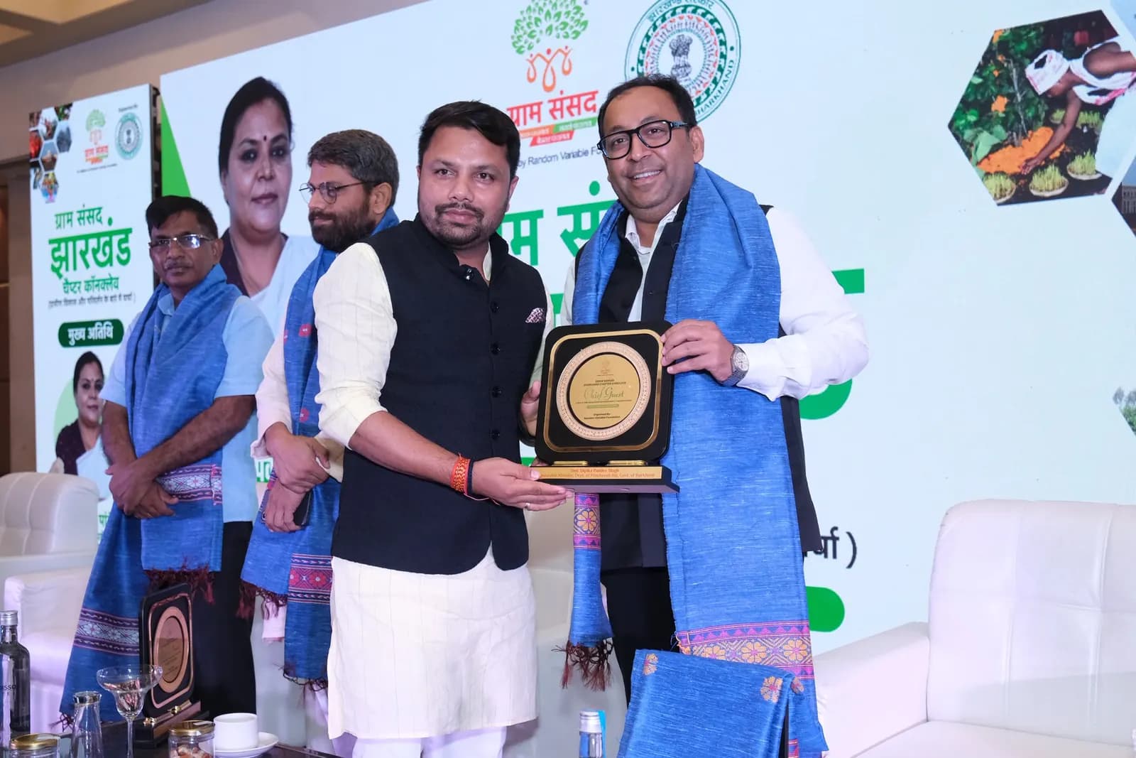 झारखंड सम्मेलन में एक पंचायत प्रतिनिधि को पुरस्कार