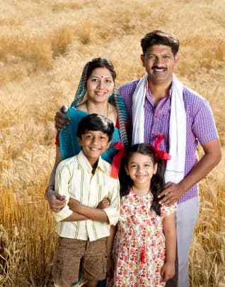गेहूँ के खेत में खड़ा एक ग्रामीण परिवार